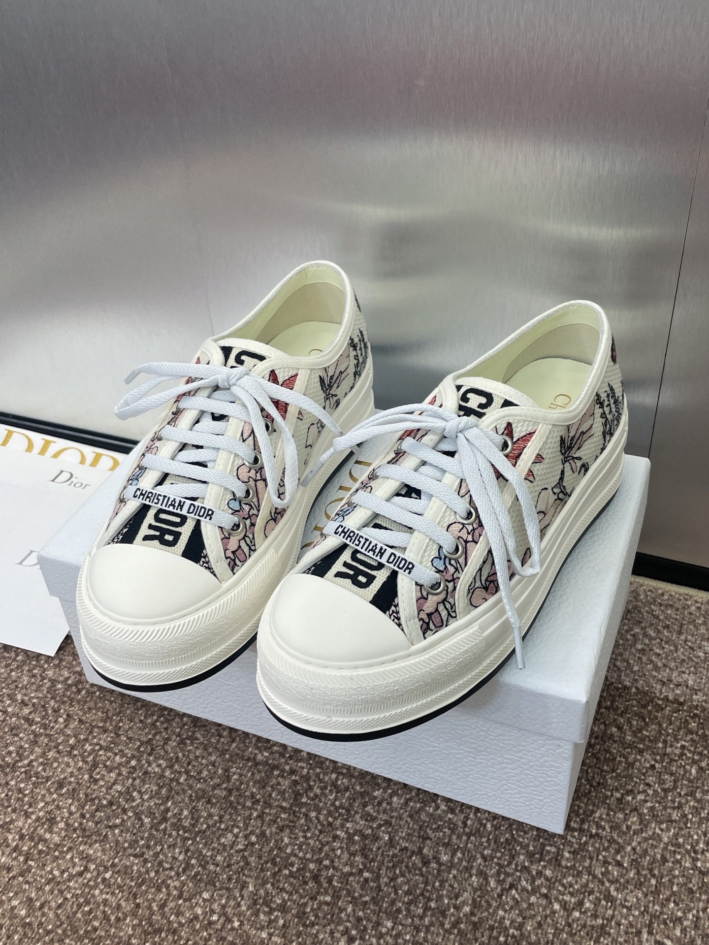 White unisex low-top sneakers with multicolor botanical print and white rubber sole