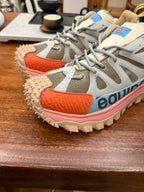 Sneakers with light gray mesh, orange toe cap, pink midsole and rugged outsole