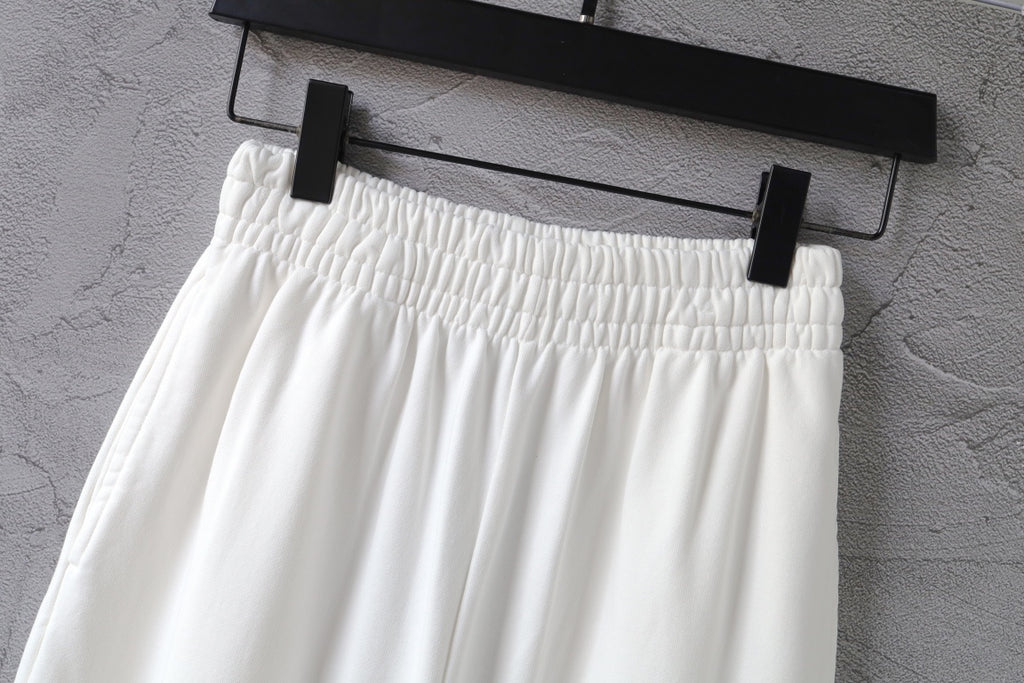 White pants with gathered elastic waistband