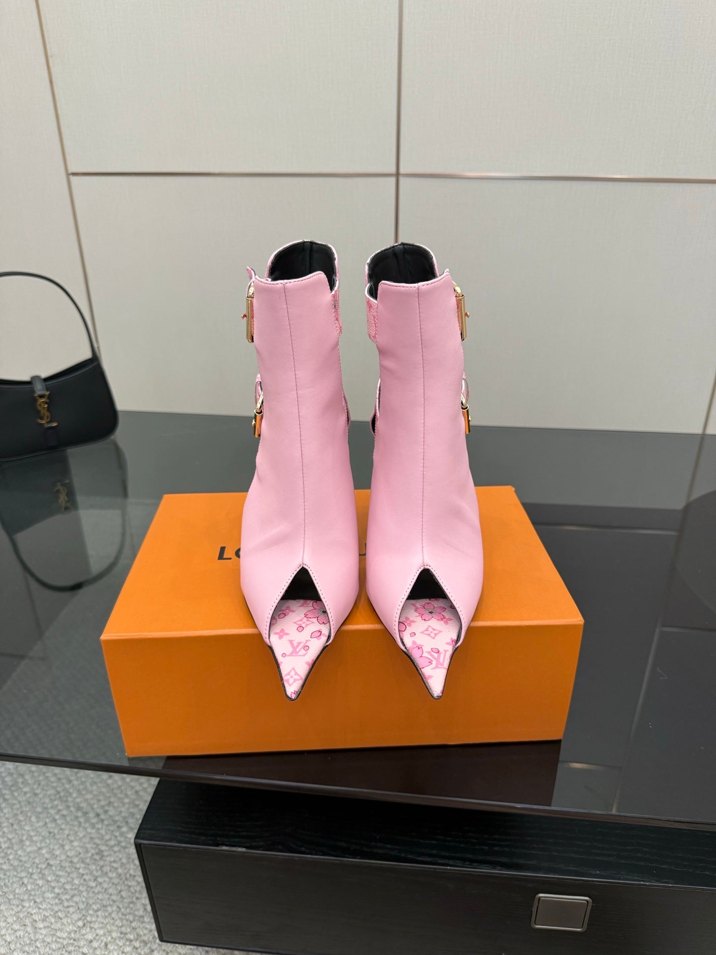 Women's Louis Vuitton pink ankle boots, stiletto heel, pointed toe, gold buckles