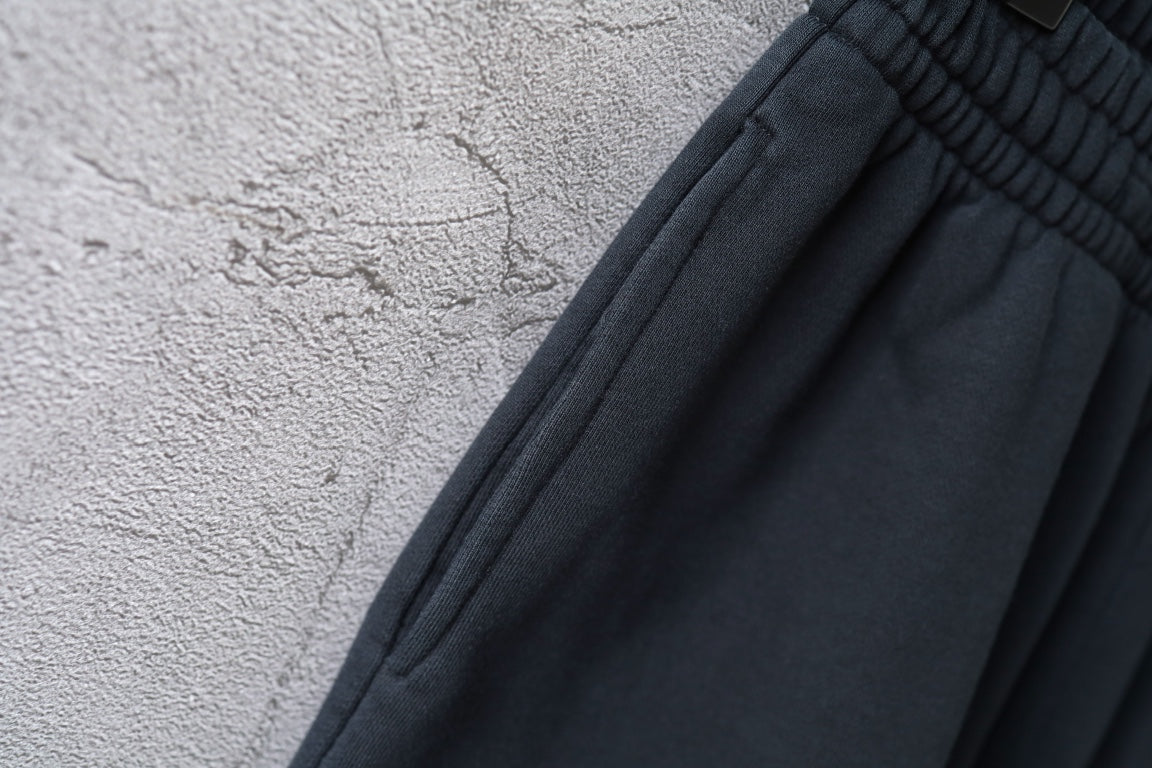 Dark navy shorts with diagonal seam and waistband stitching