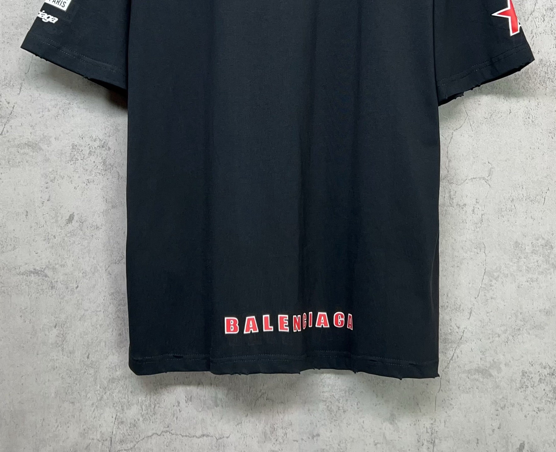 Dark navy short-sleeve T-shirt back hem with red BALENCIAGA-style text print.