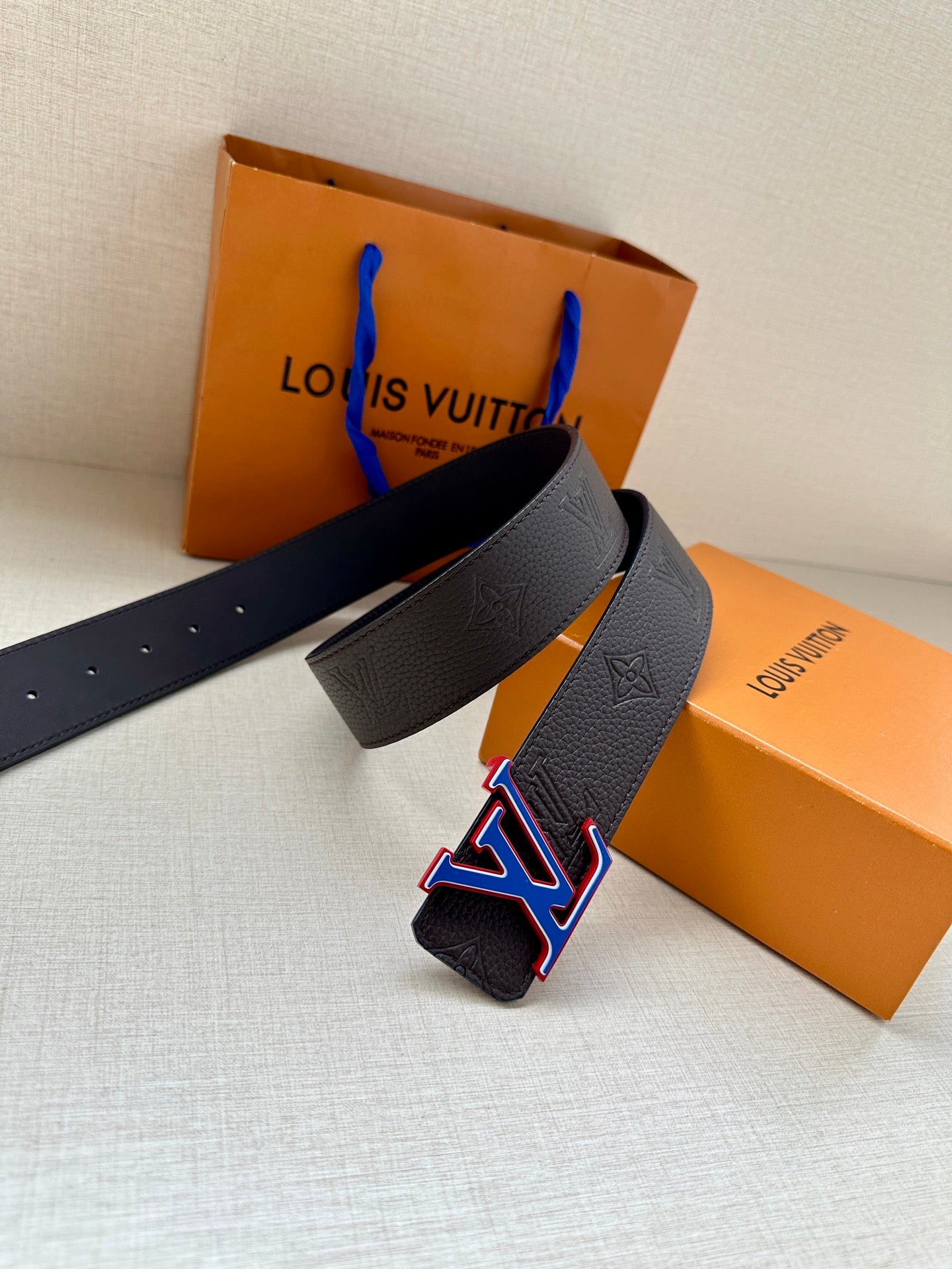 Leather belt set with LV buckle, textured dark strap and multiple adjustable holes