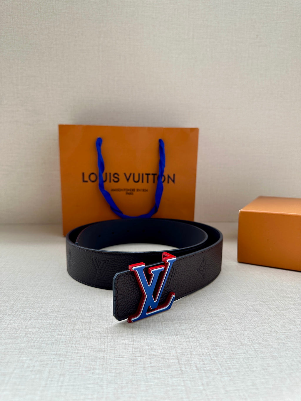 Textured leather belt with large LV buckle, dark navy/black, flat buckle strap