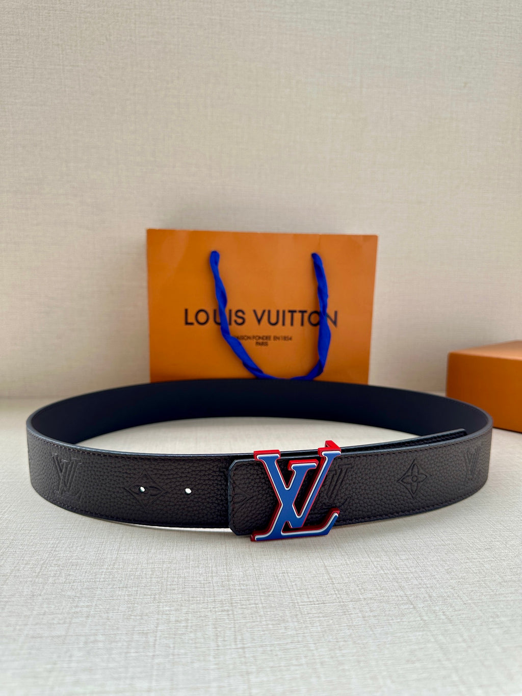Textured leather belt with large LV buckle, dark navy/black, single row of holes