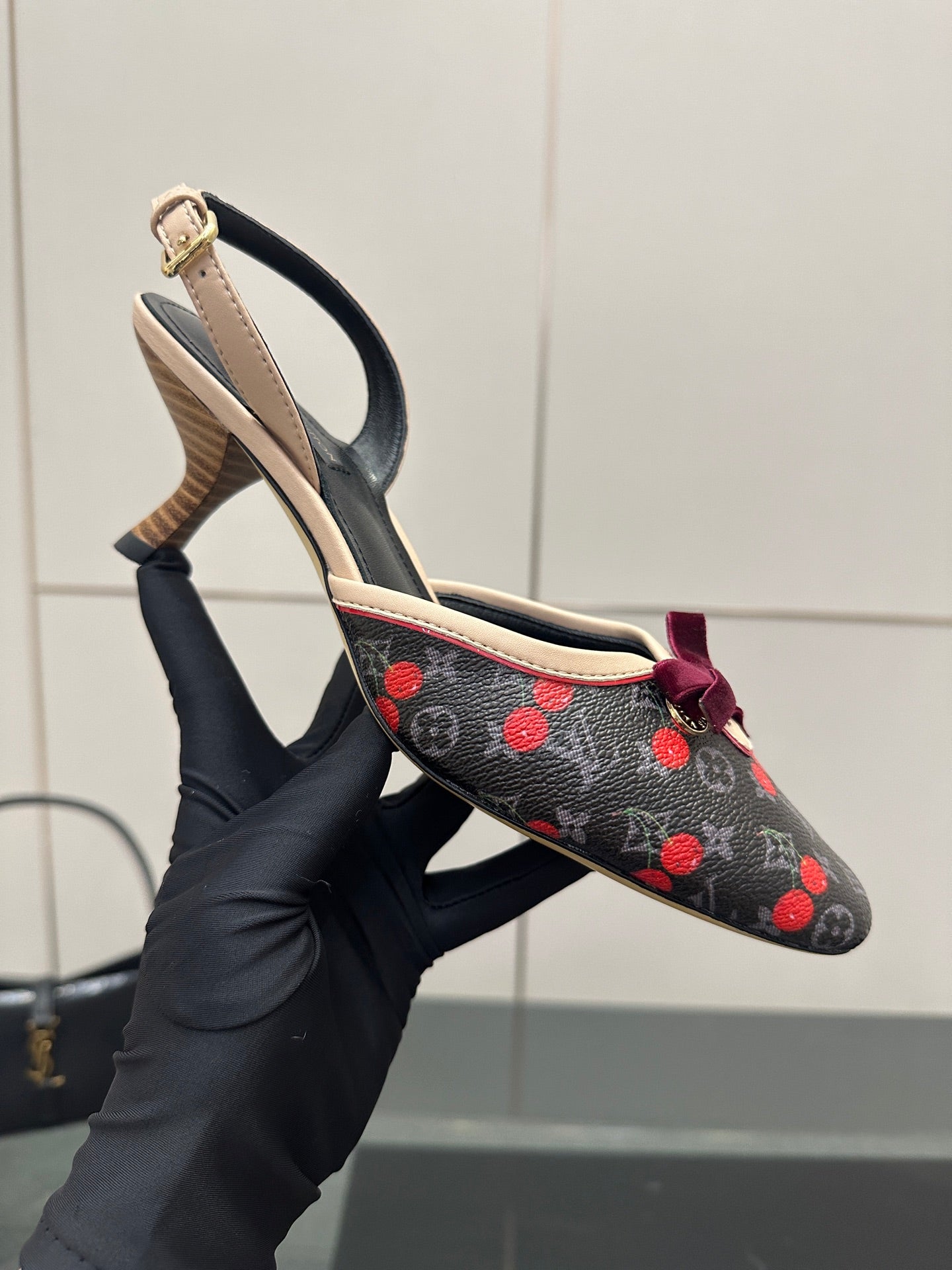 Women’s slingback heel shoe in cherry print fabric with burgundy bow, gold-tone buckle