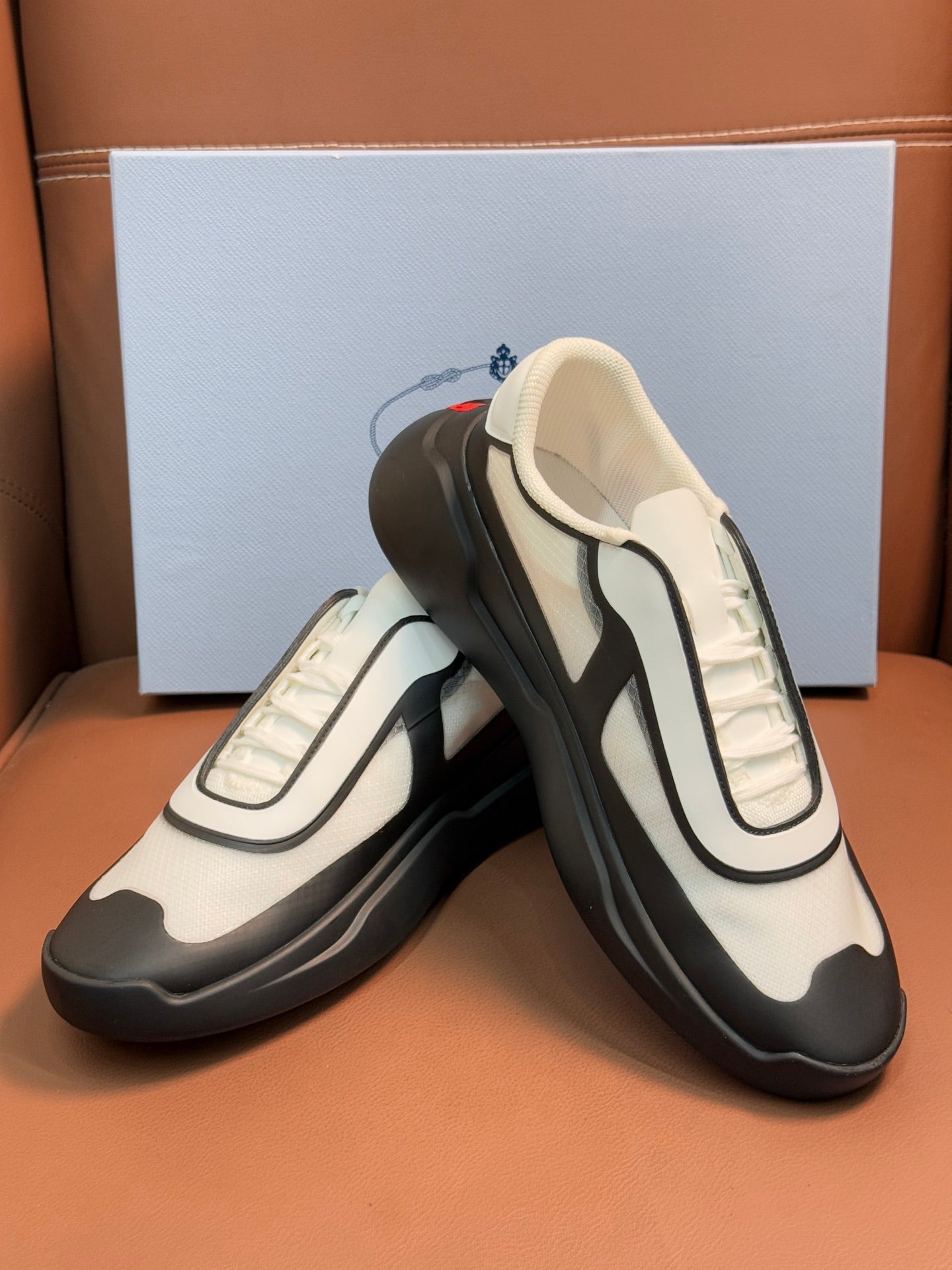 Bi-color sneakers with side view, cream uppers and dark gray soles