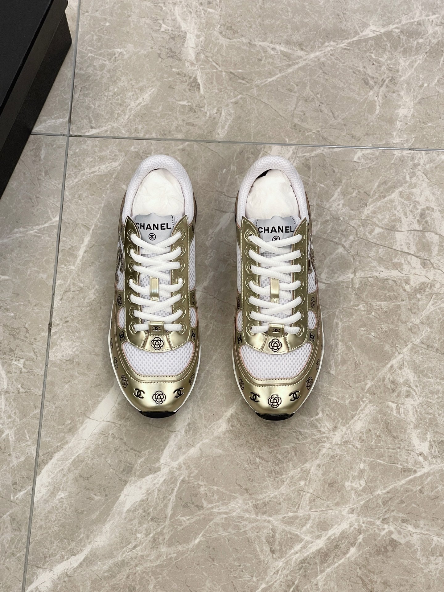 Unisex sneakers with white mesh, gold toe caps, logo print, white laces