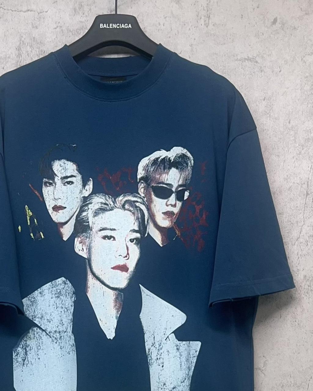 Blue graphic T-shirt with three-portrait print