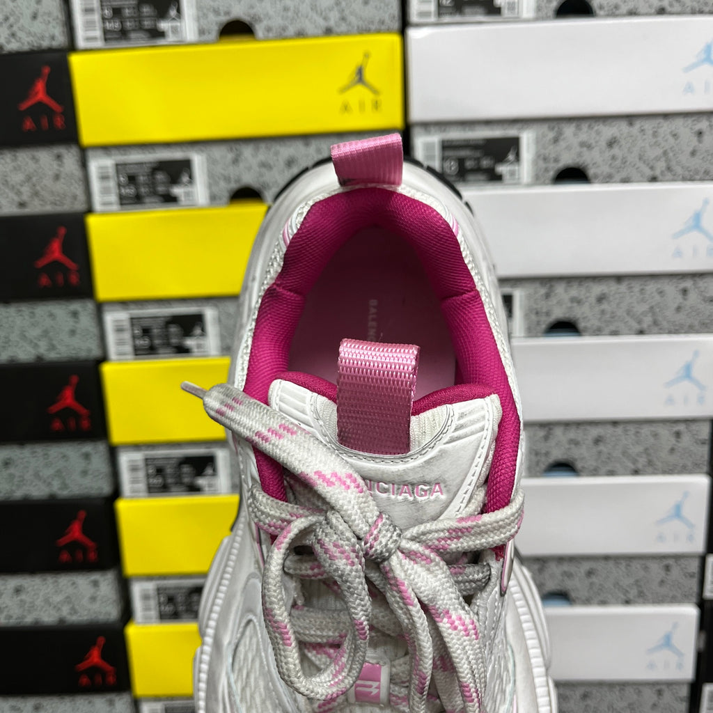 White sneaker back view with pink heel collar and lace-up upper