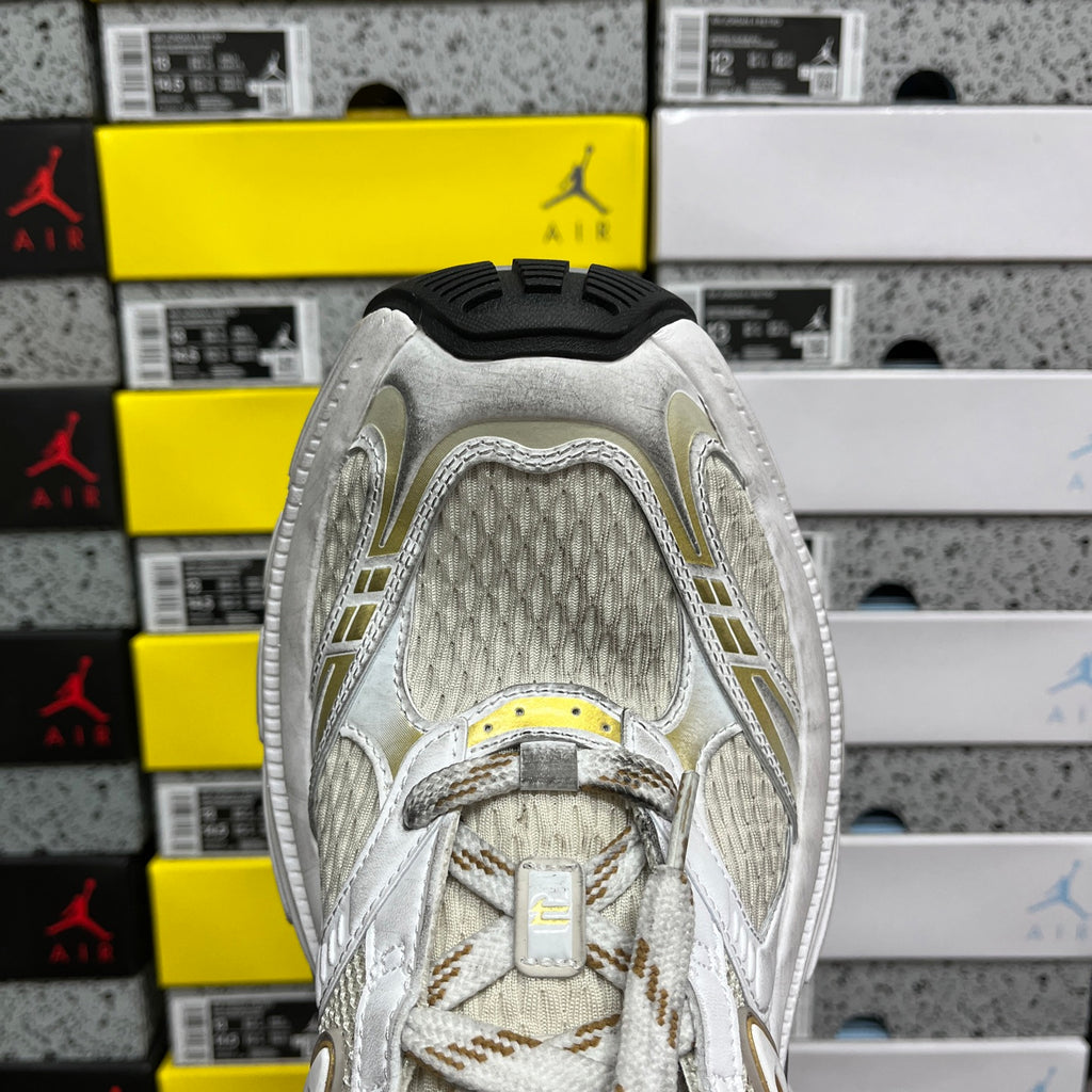 White Balenciaga sneakers heel view with textured collar and padded ankle lining.