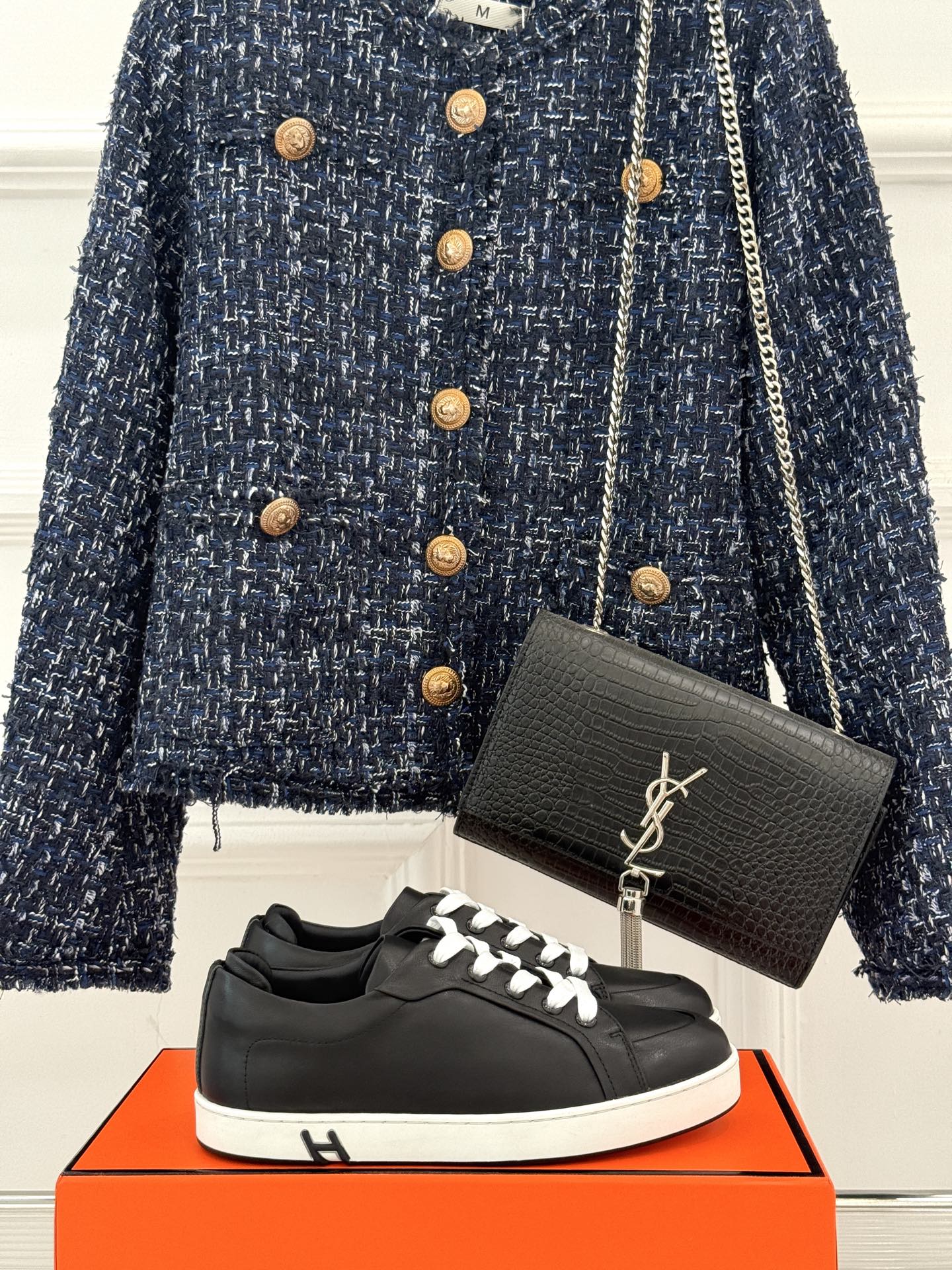 Black leather-look sneakers with white laces and low white rubber sole, lace-up.
