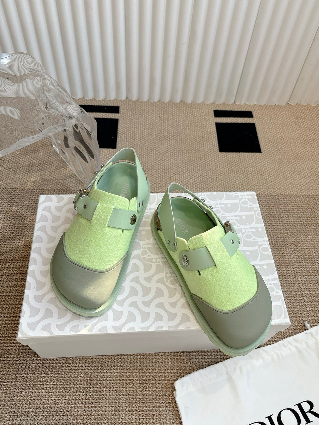 Unisex green sneakers with double strap and metal buckle, side view