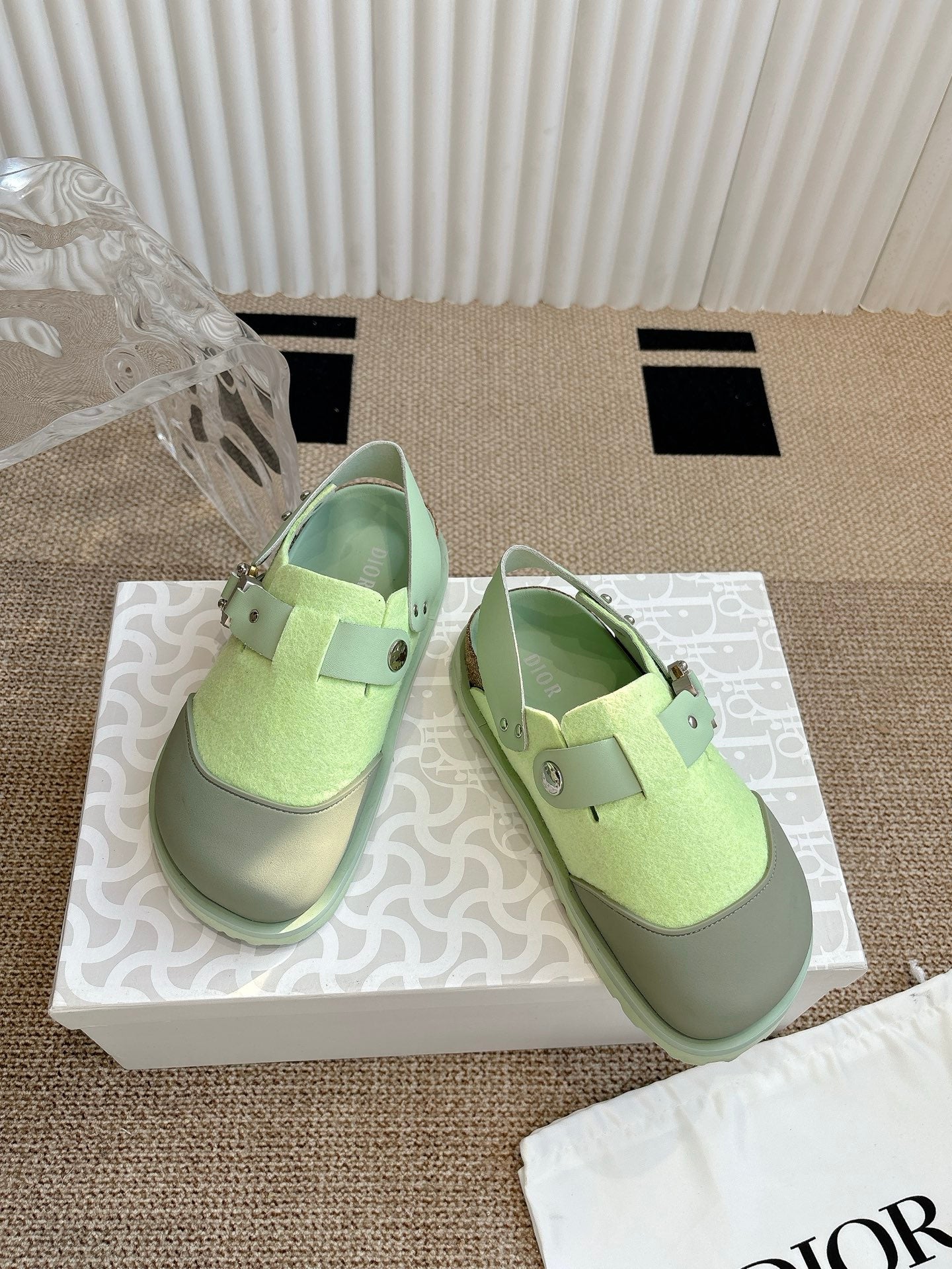 Unisex green sneakers with double strap and metal buckle, side view