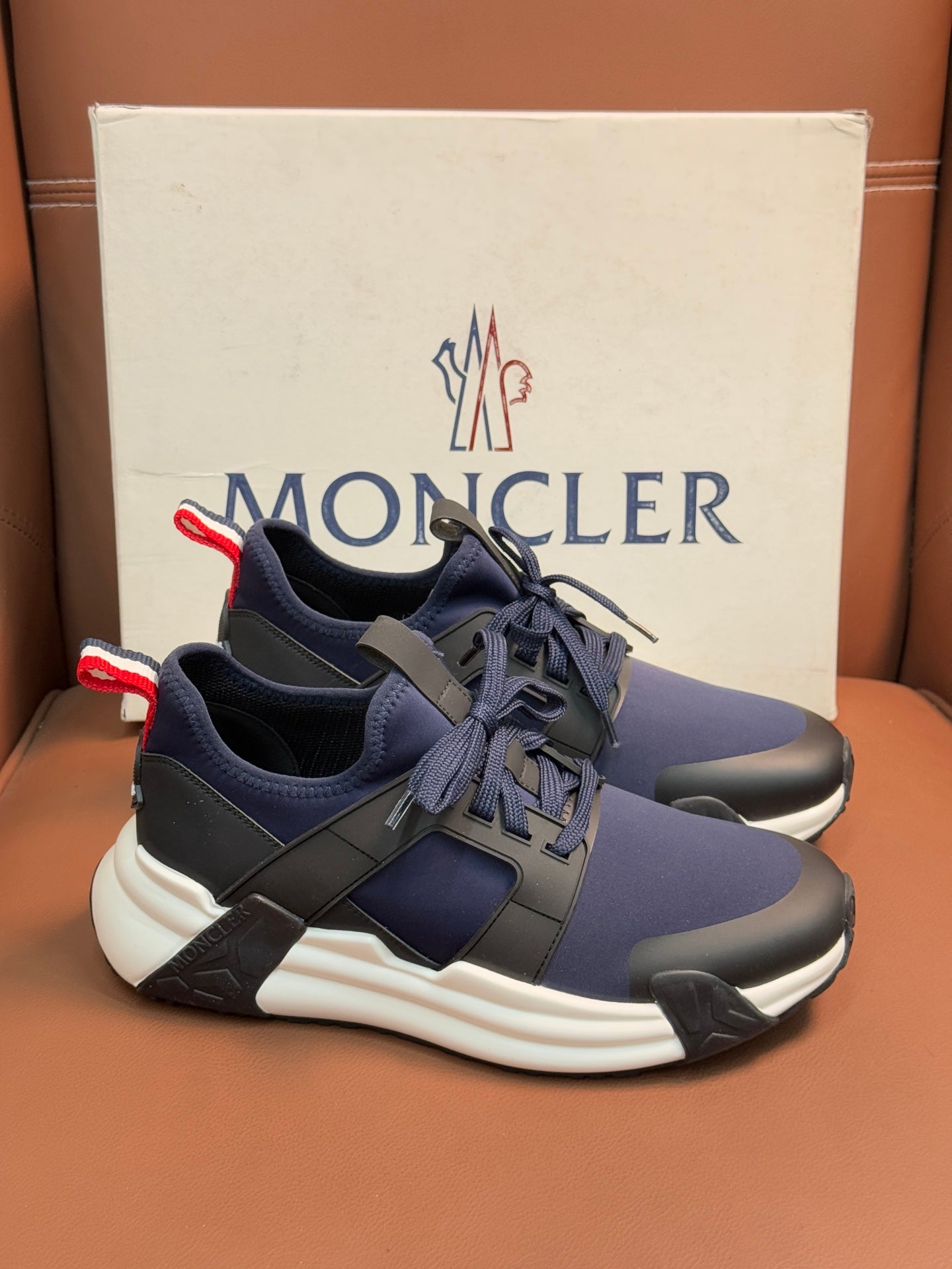Luxury sneakers in dark navy with lace-up front, chunky white midsole and sporty look
