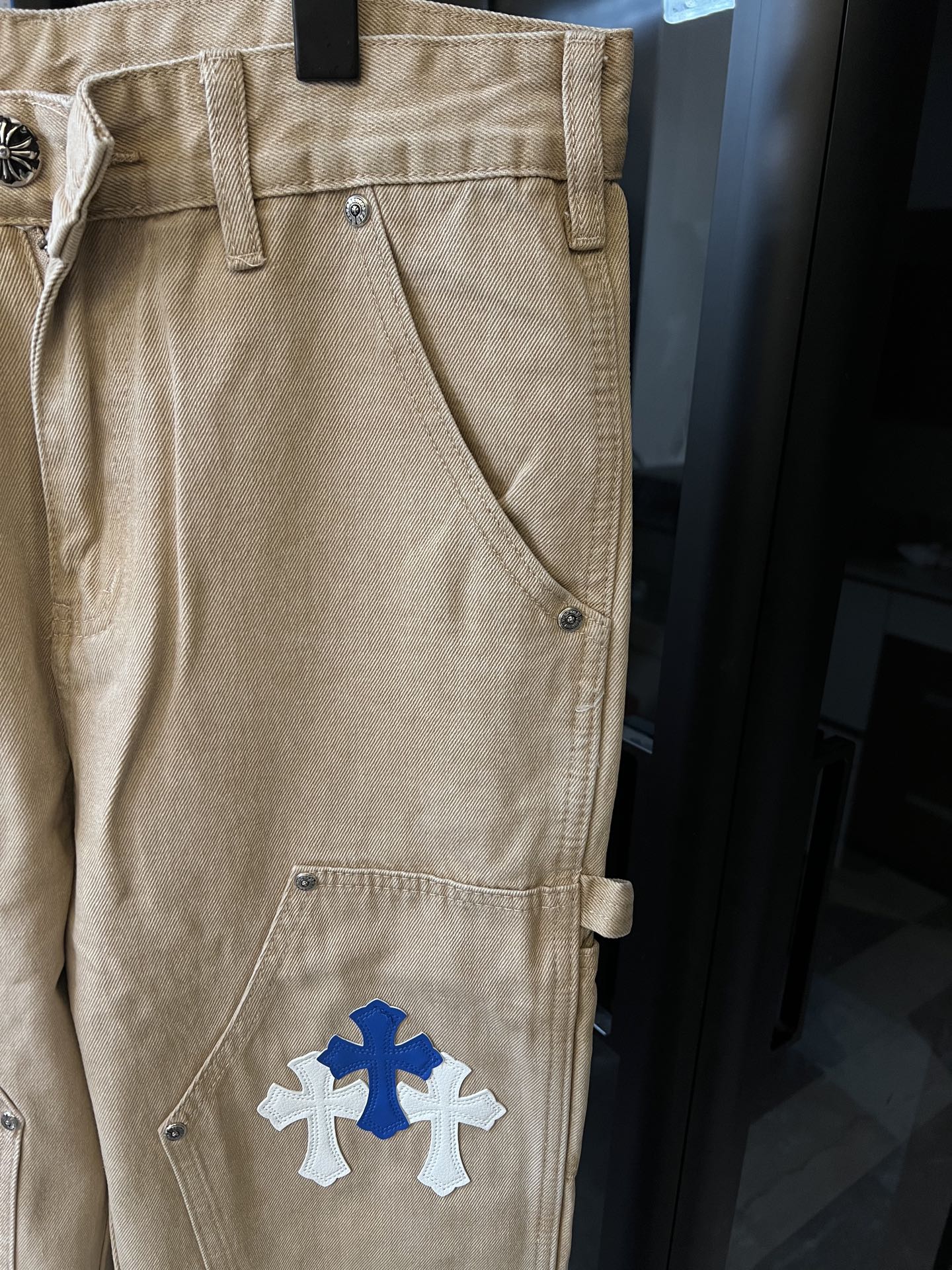 Beige denim cargo pants with side pocket and embroidered cross patches