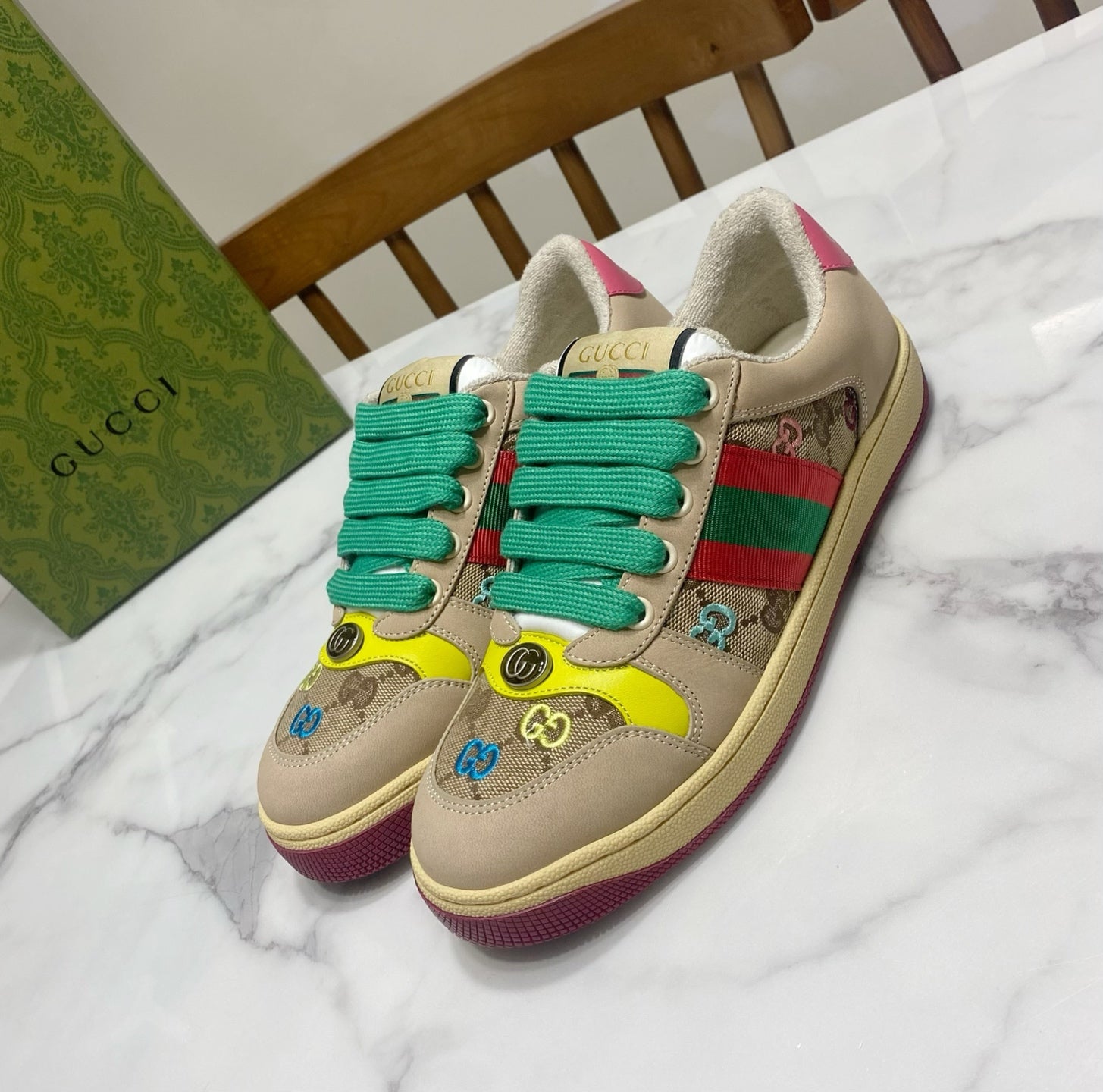 Gucci unisex sneakers in beige with green laces, multicolor stripe, yellow toe, pink heel