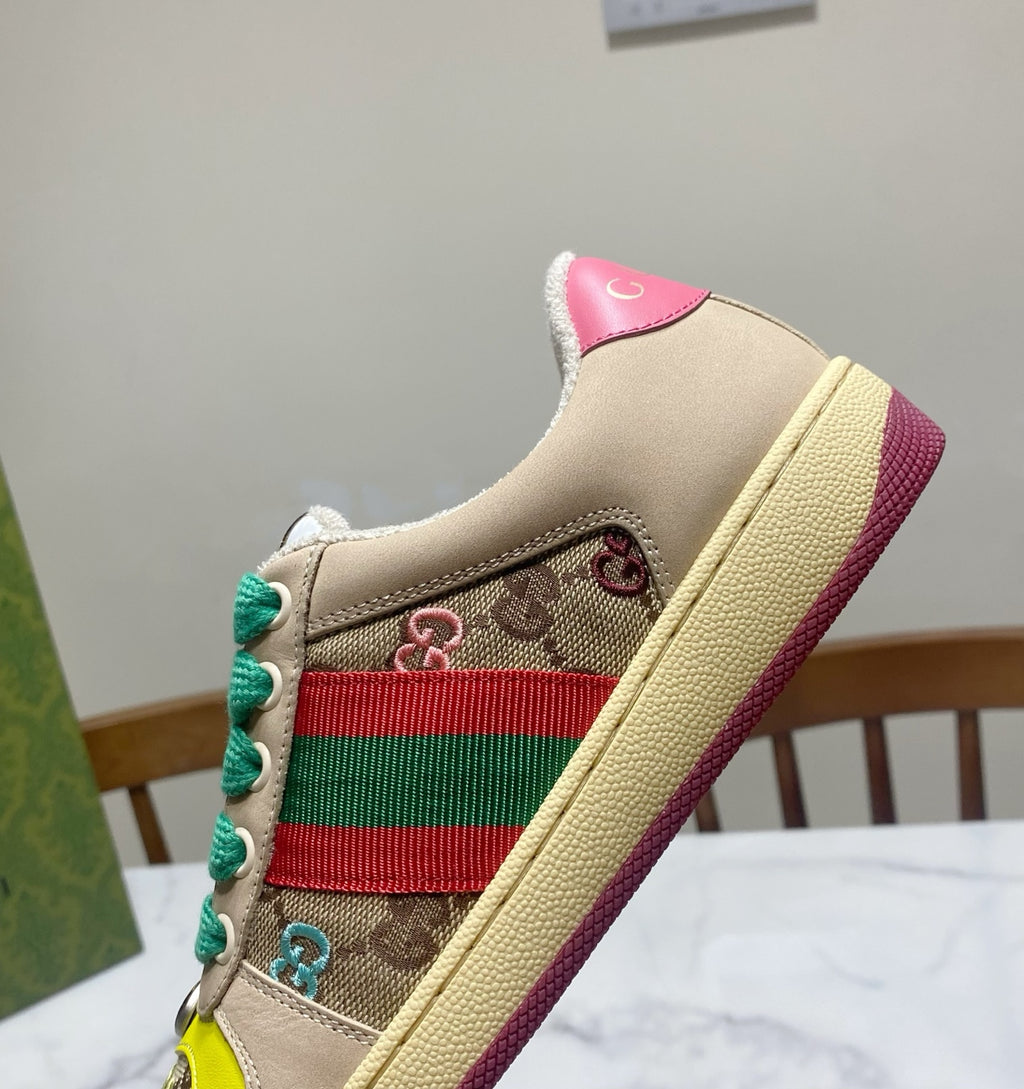 Gucci unisex sneaker side, beige canvas with green-red stripe and teal laces, pink collar