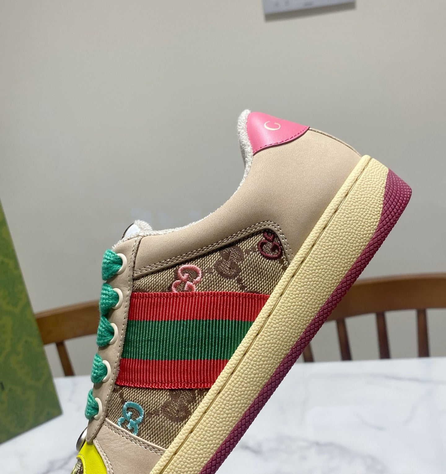 Gucci unisex sneaker side, beige canvas with green-red stripe and teal laces, pink collar