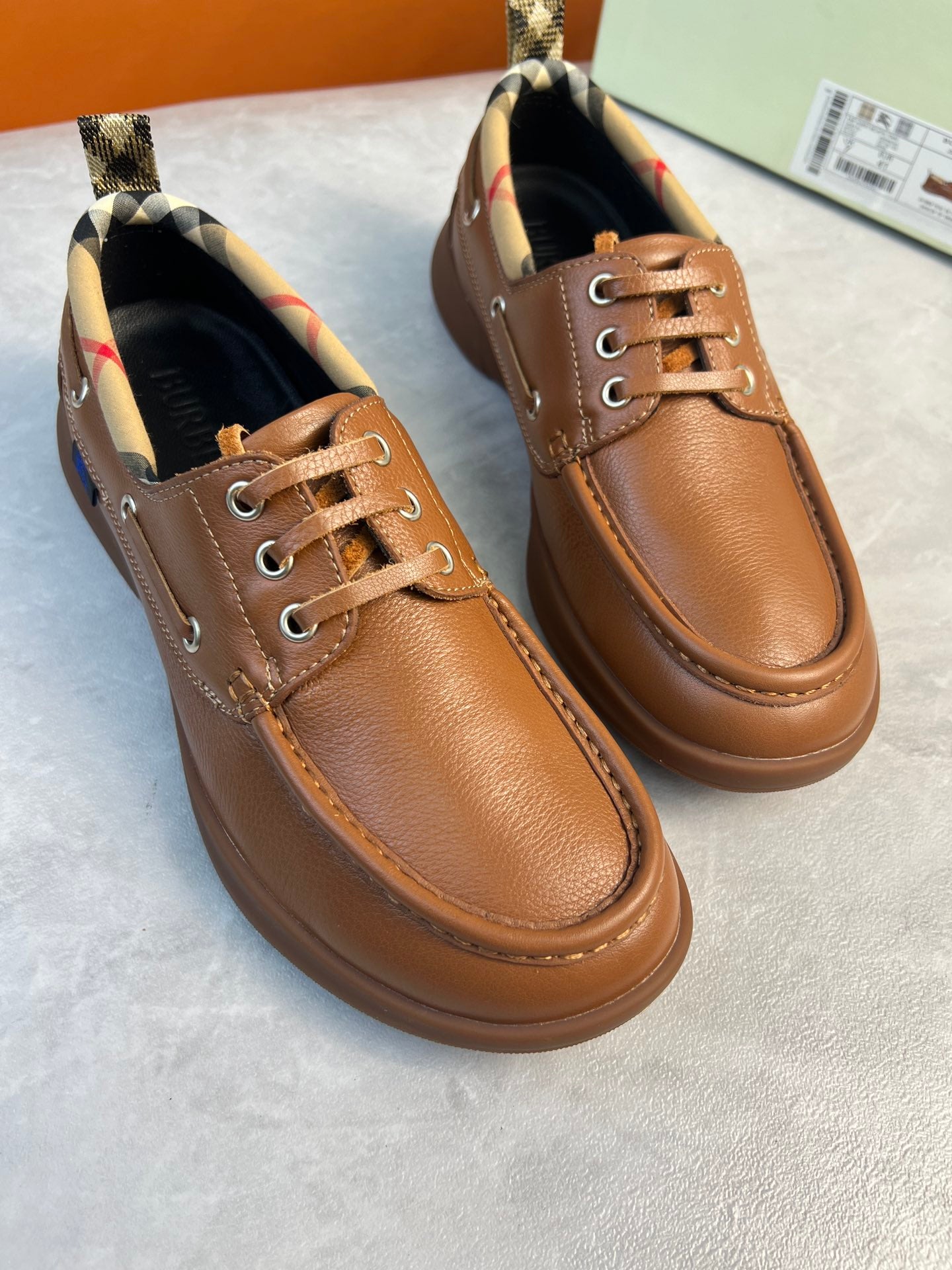 Burberry brown leather lace-up boat shoes with checkered lining at the collar and low-profile sole