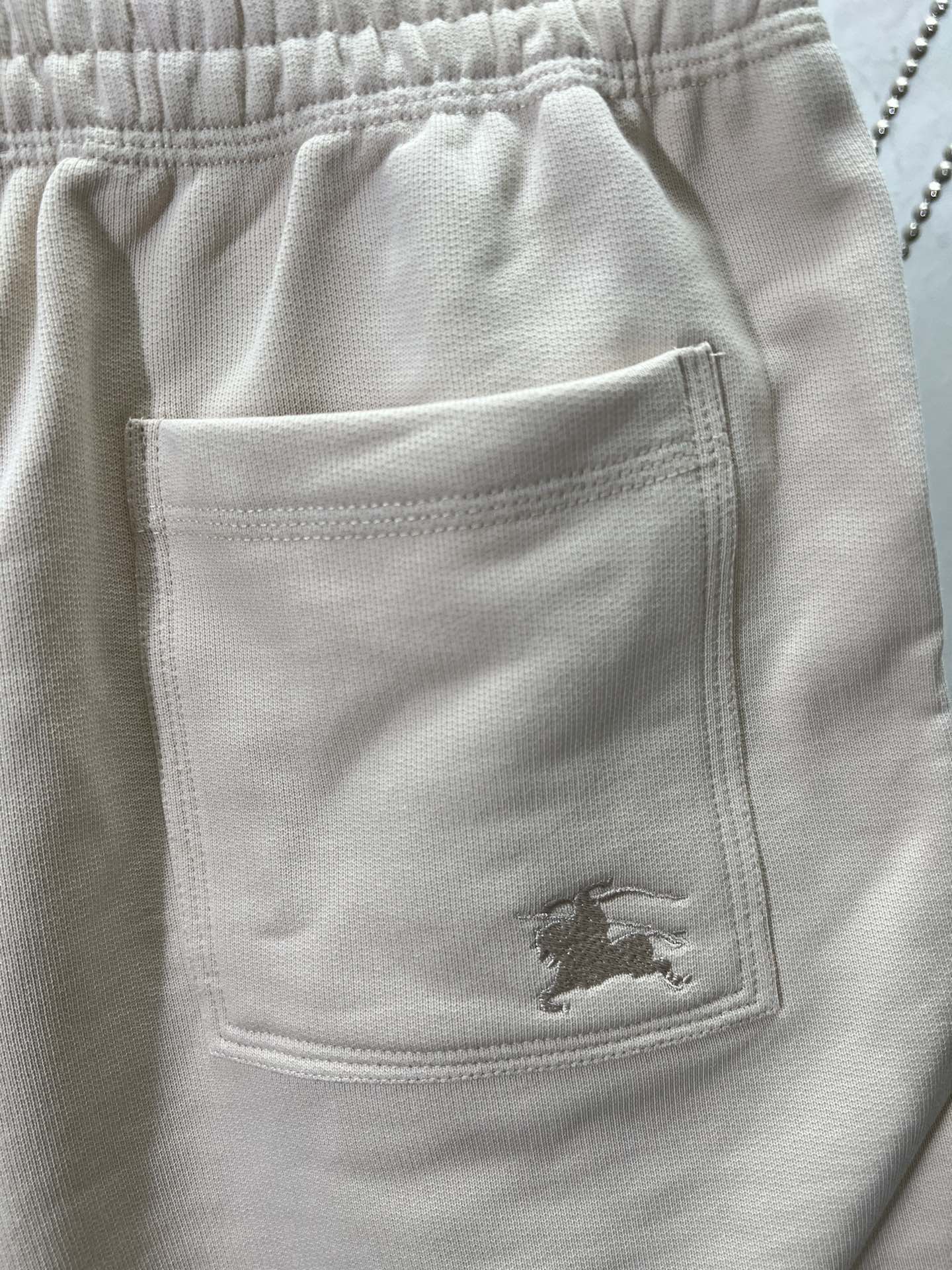 Cream shorts pocket with small embroidered horse logo