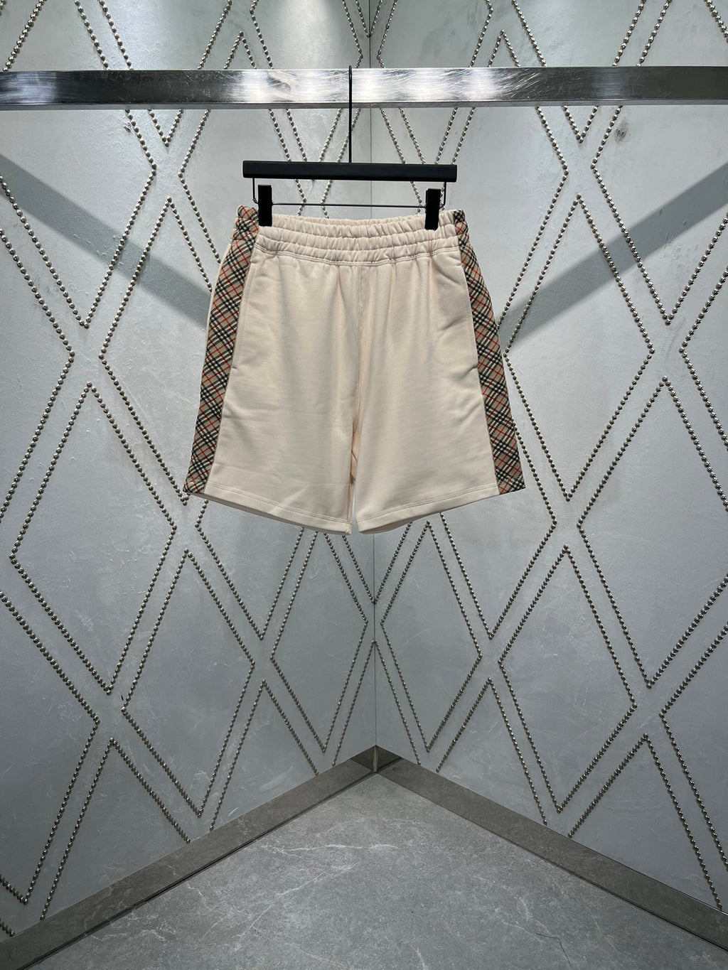 Cream elastic-waist drawstring shorts with front pockets