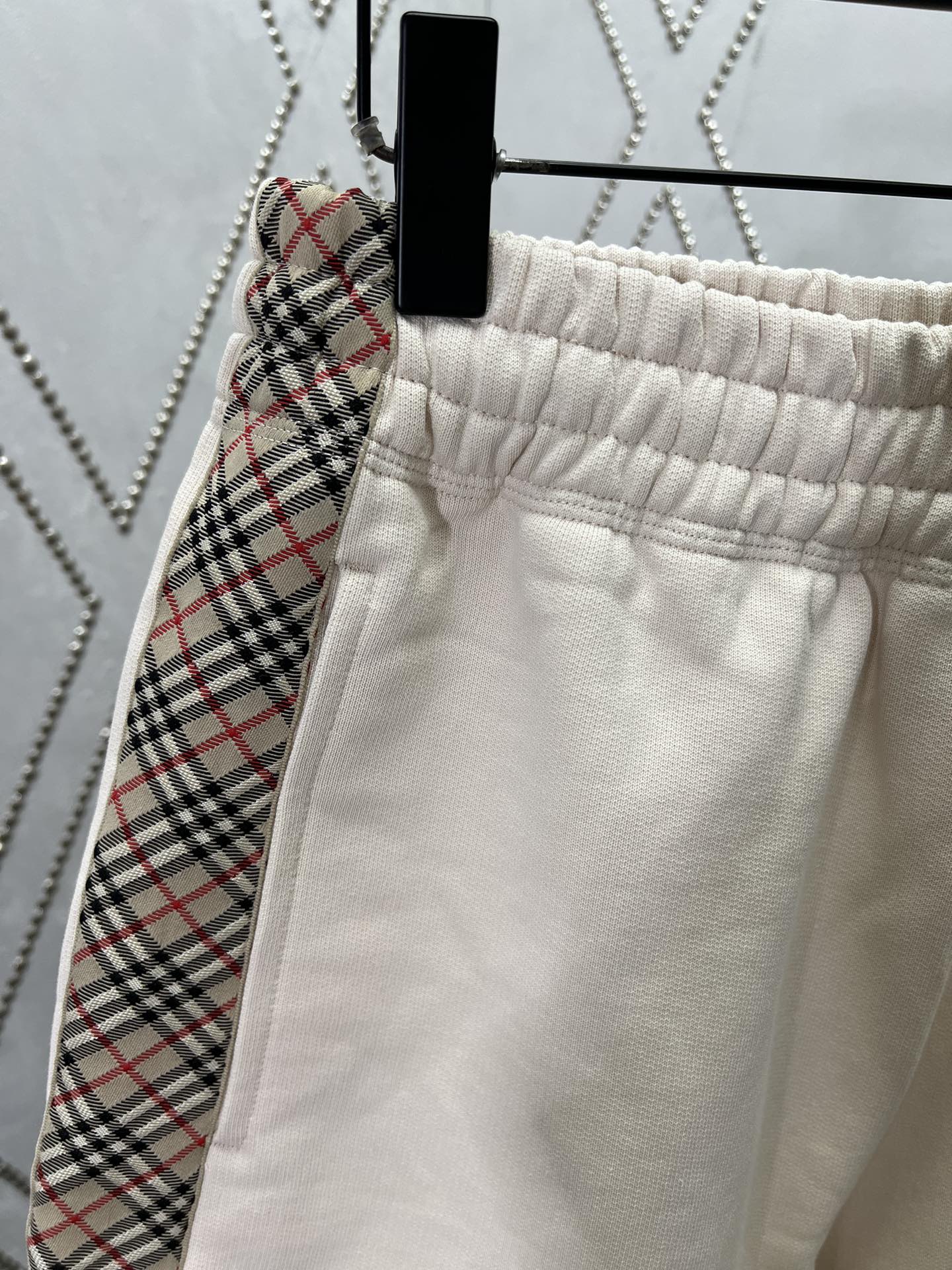 Cream shorts with elastic waistband and plaid inner lining