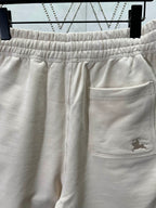 Cream shorts with elastic waist and side pocket with embroidered horse