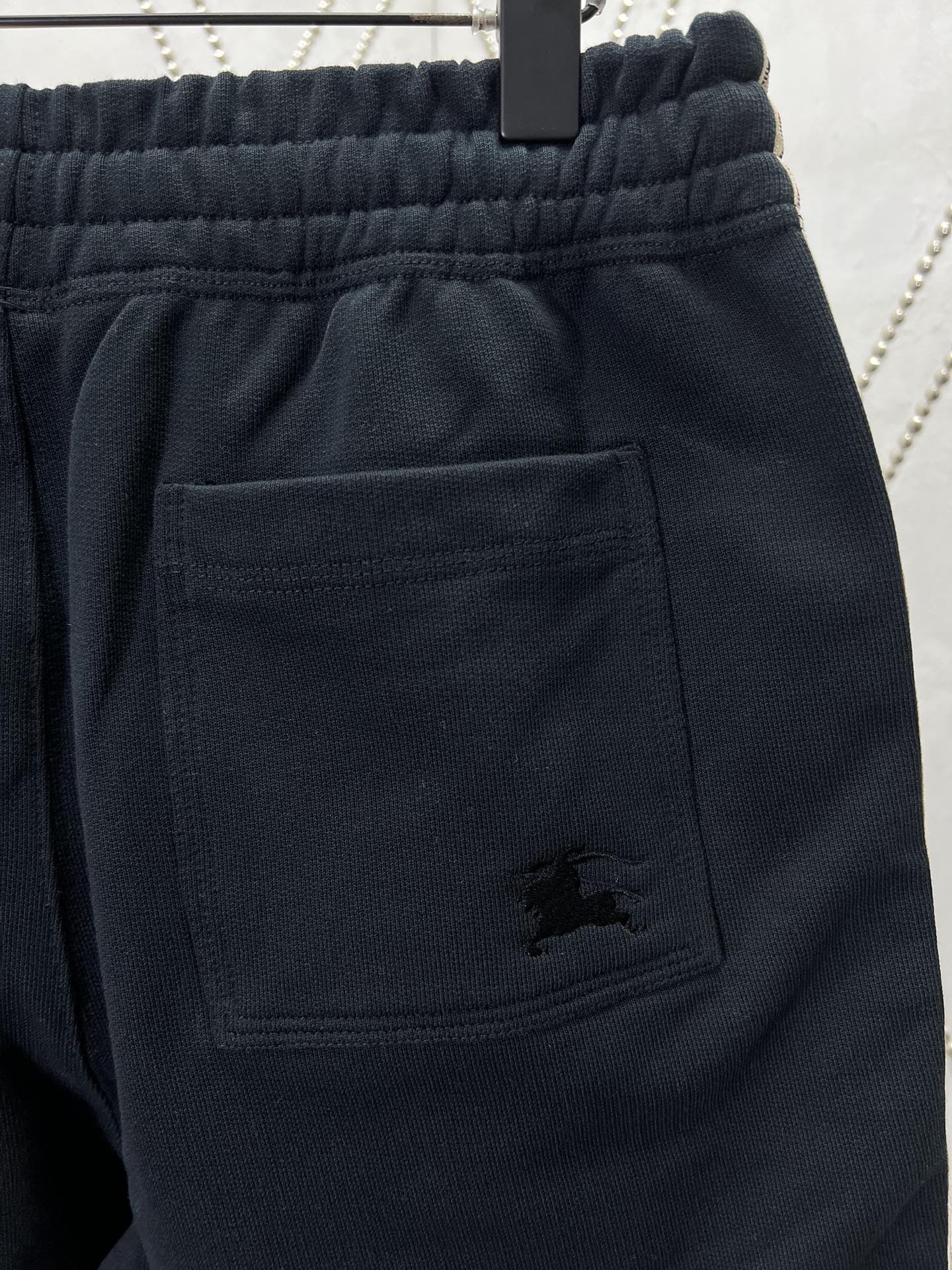 Navy shorts with elastic waistband and embroidered horse logo