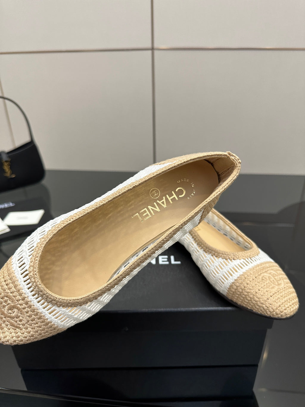 Chanel ladies woven ballet flat, close-up heel and insole, cream with white trim