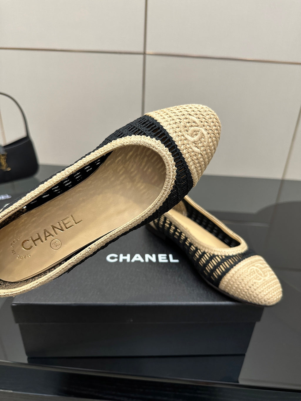 Chanel ladies ballet flats, close-up of beige insole with CHANEL logo and navy trim
