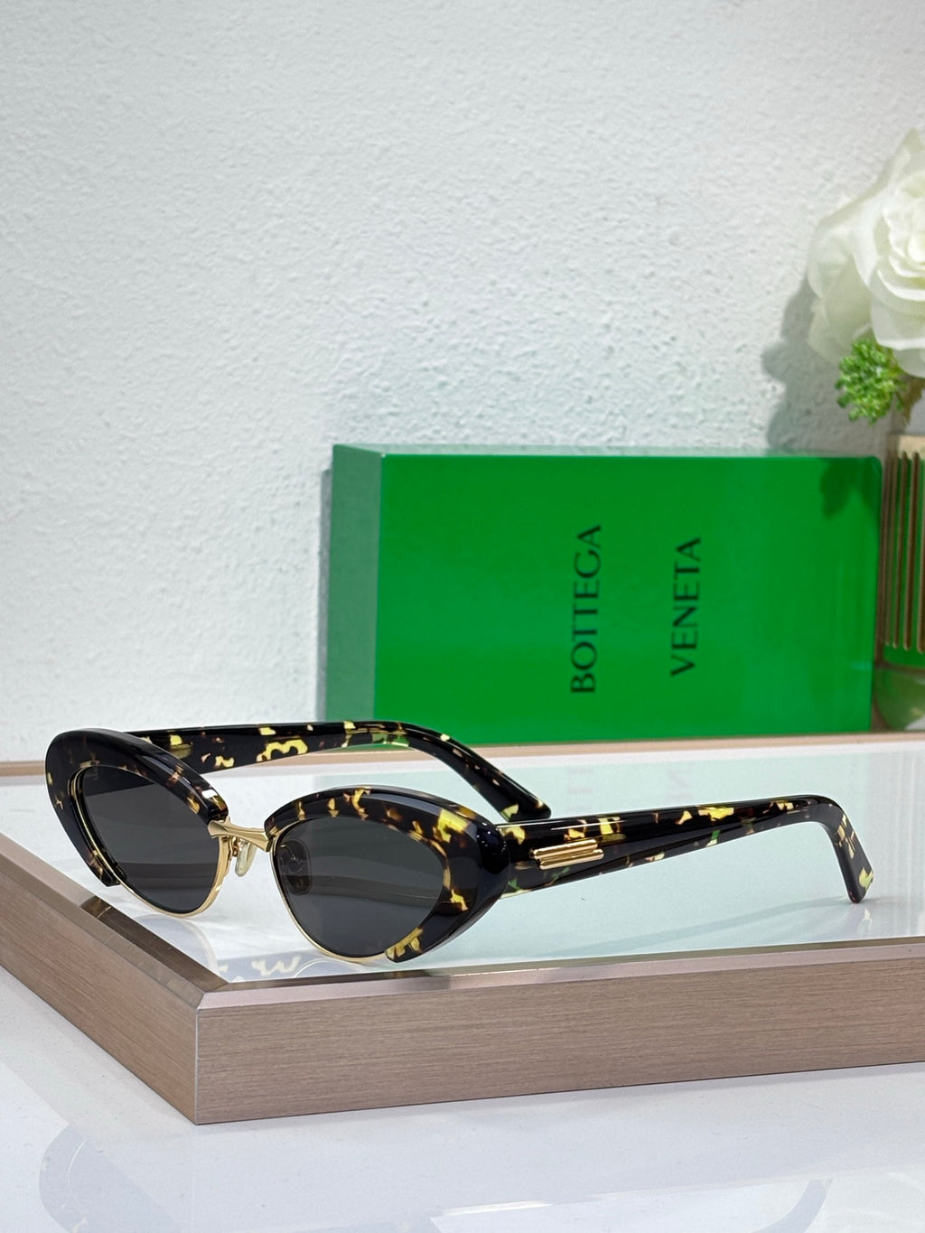 Bottega Veneta sunglasses with tortoise-pattern frames and dark tinted oval lenses