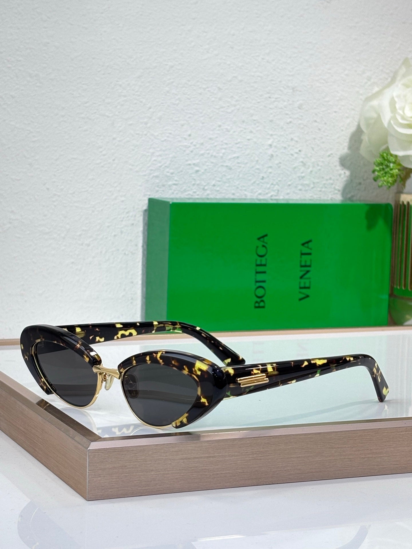 Bottega Veneta sunglasses with tortoise-pattern frames and dark tinted oval lenses