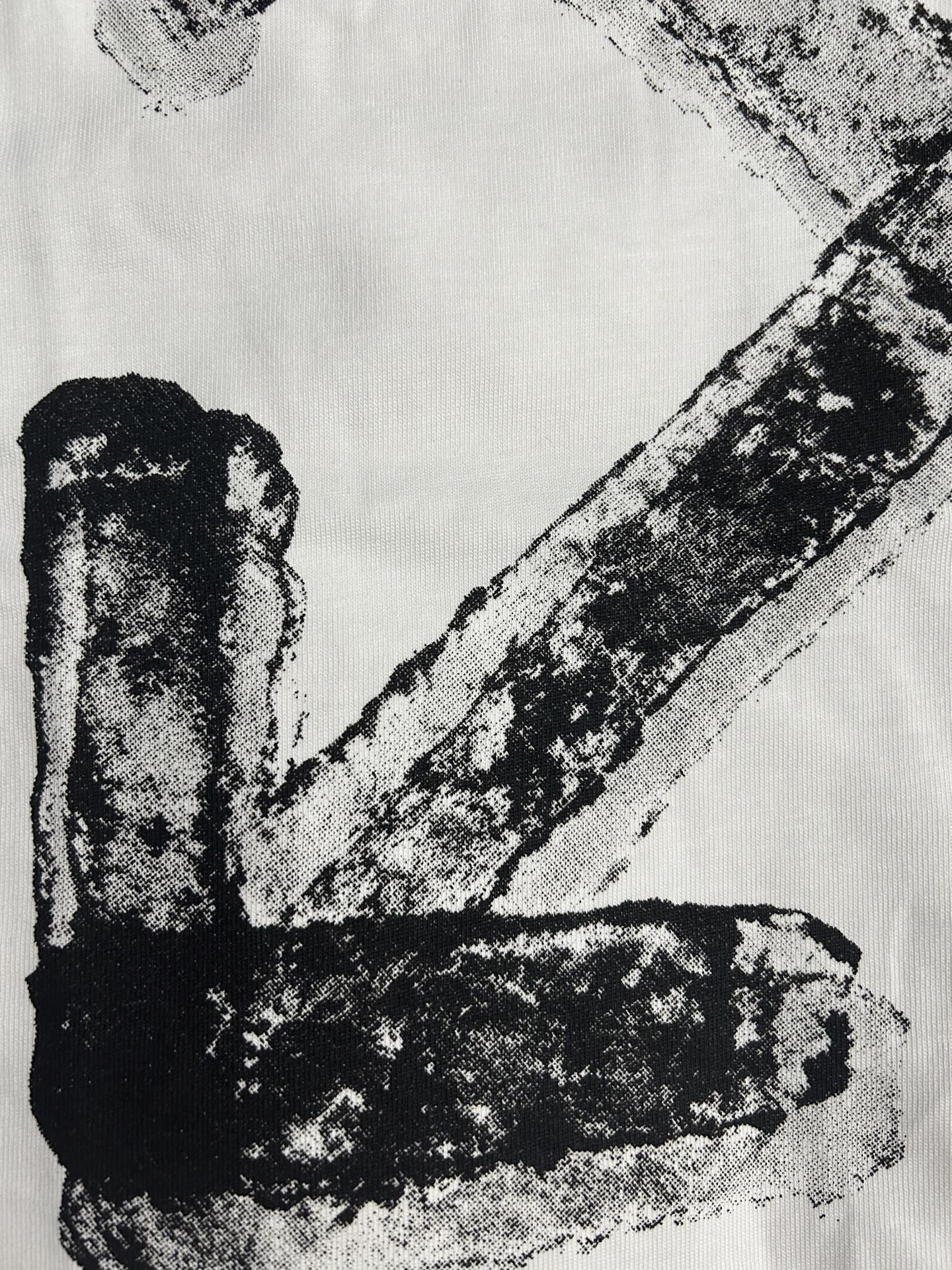 Off White T-shirt, off-white with close-up of black lower cross bar