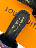 Black slide sandal with branded insole and multicolor monogram-pattern strap