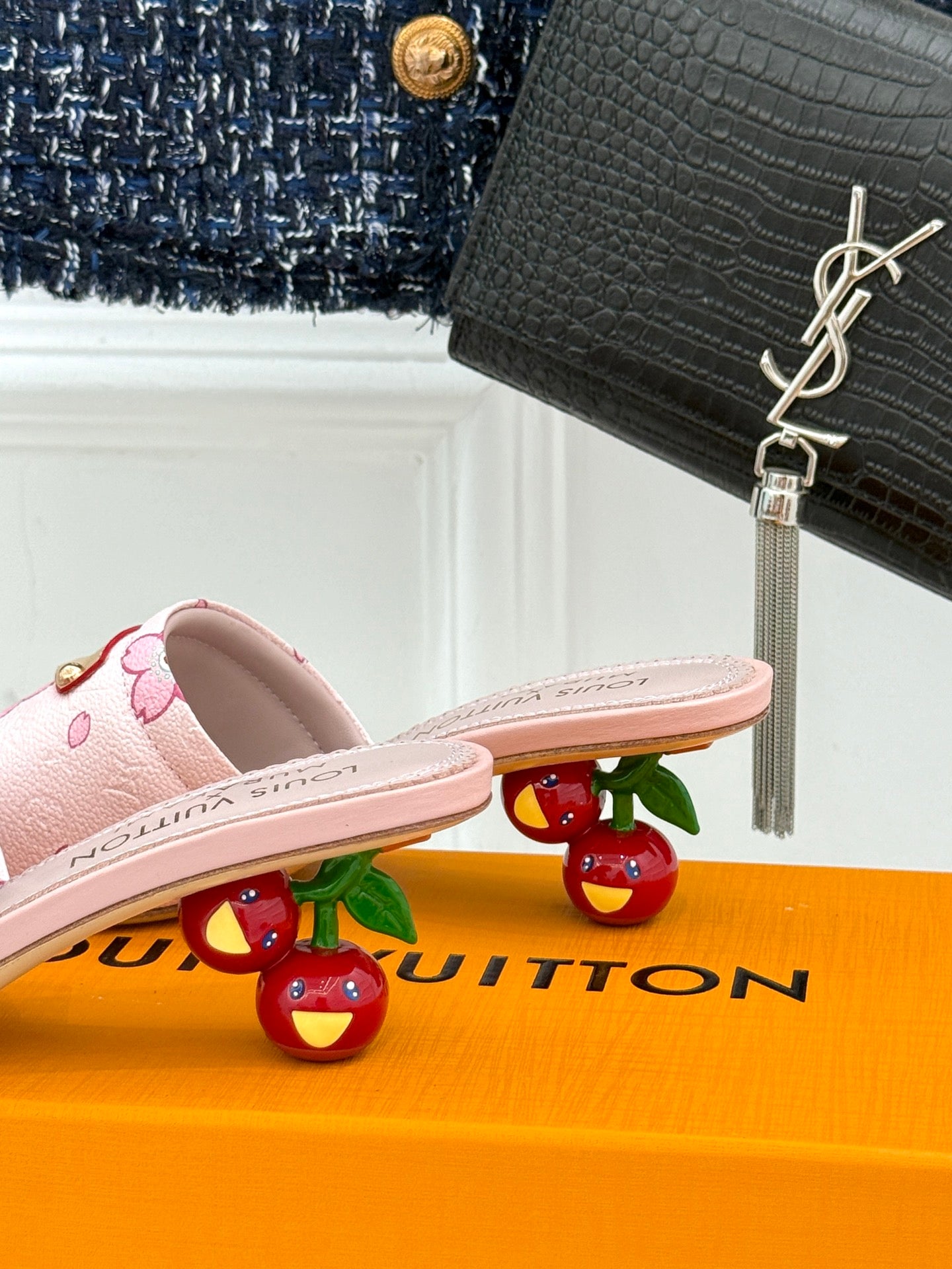 Louis Vuitton ladies pink floral slide sandals close-up, light pink footbed