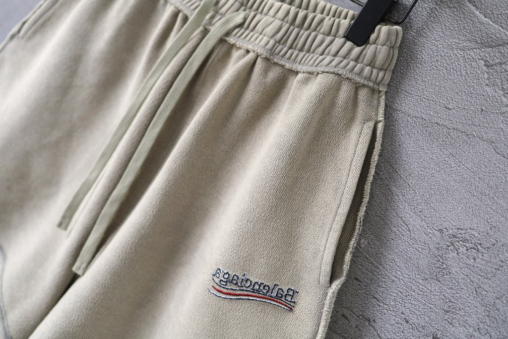 Beige shorts with elastic waistband and hanging drawstrings