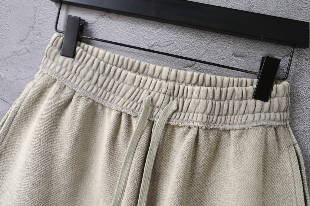 Beige shorts with elastic waistband and drawstring ties