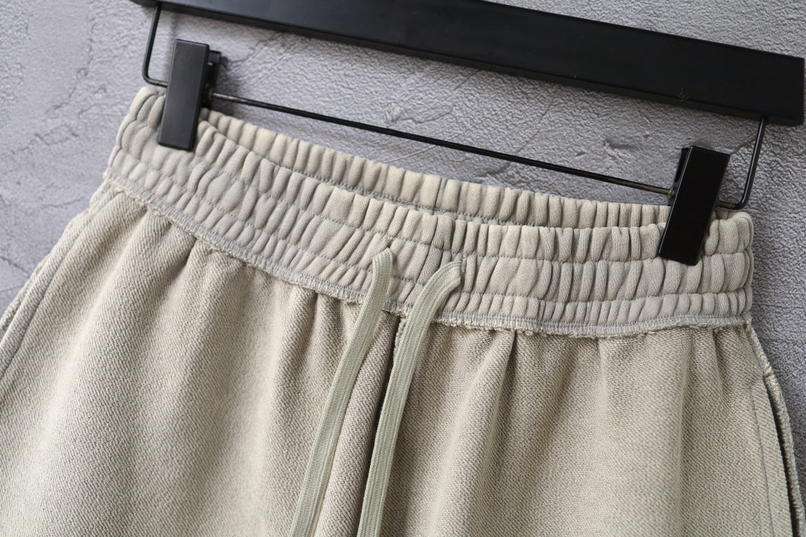 Beige shorts with elastic waistband and drawstring ties
