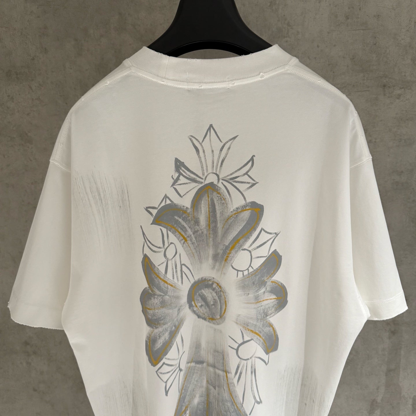 White short-sleeve T-shirt with large back floral graphic