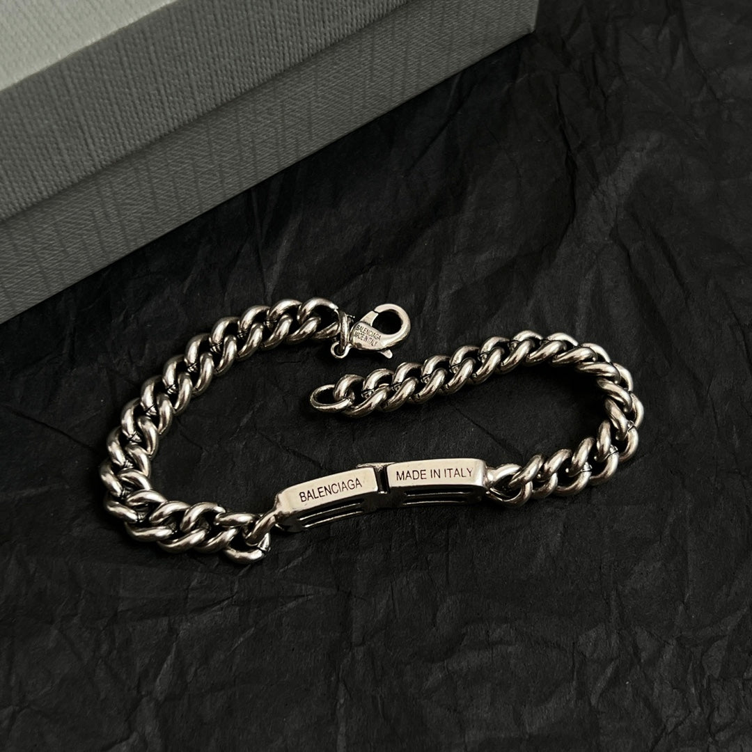Chain bracelet with MADE IN ITALY tag and interlocking link design