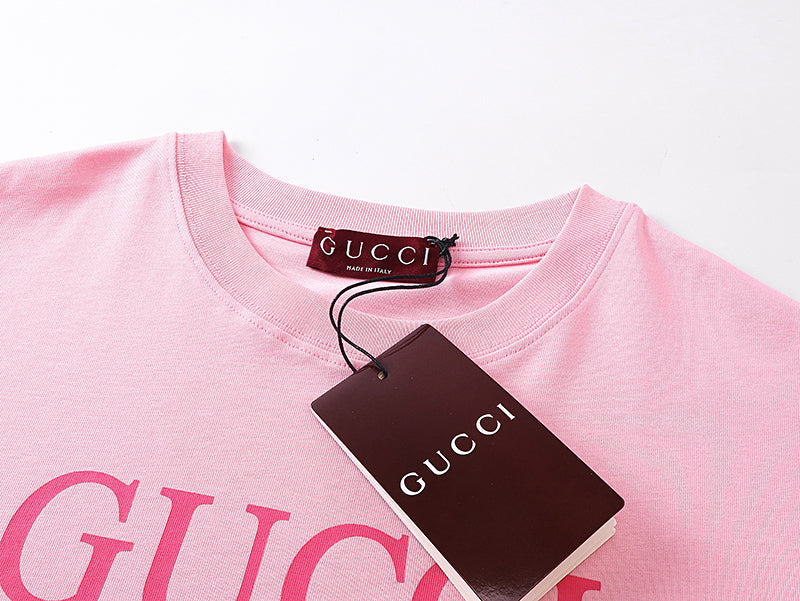 Pink short-sleeve T-shirt neckline with Gucci inner label and black hang tag