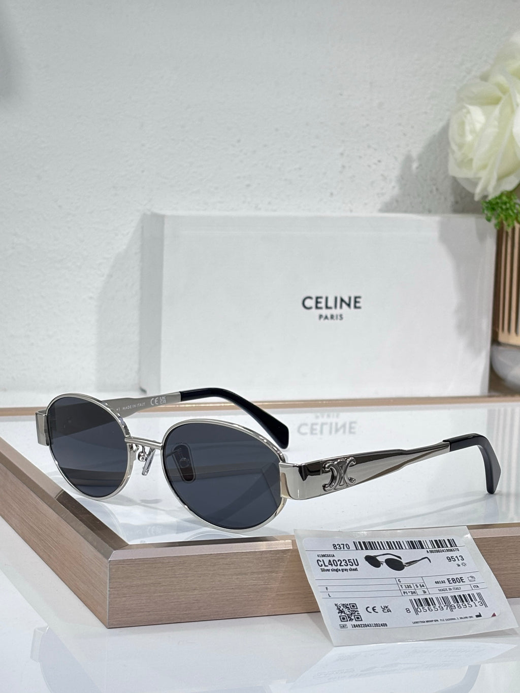 Round sunglasses, gold frame, dark blue lenses, black temple arms
