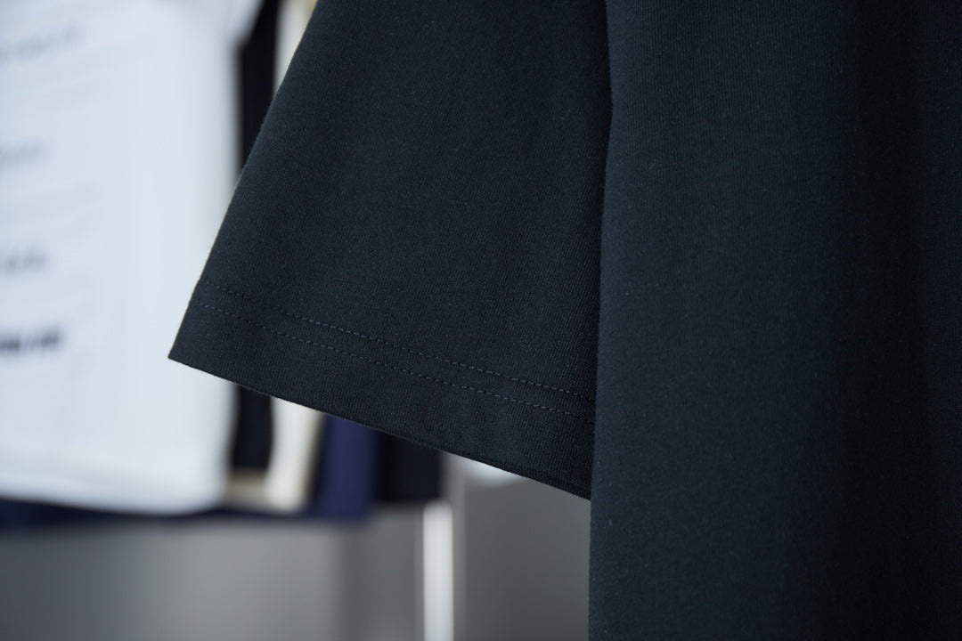 Black short-sleeve T-shirt with stitched sleeve and hem detail