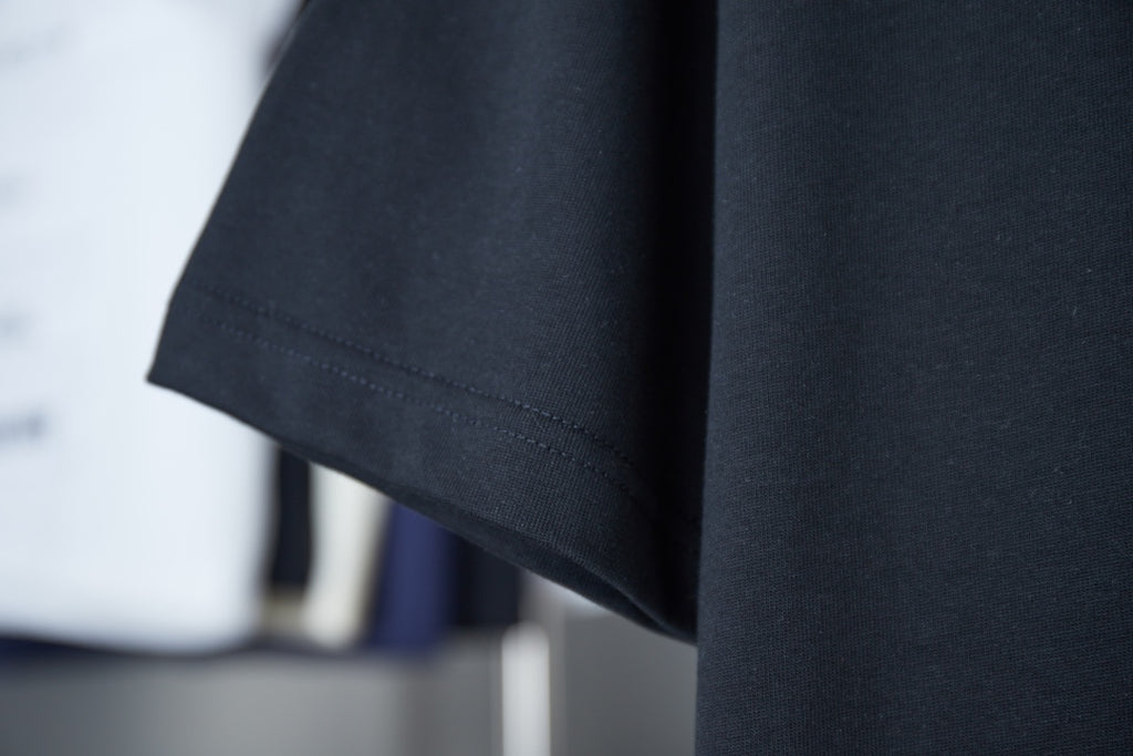 Dark blue T-shirt with short sleeves and straight hem detail