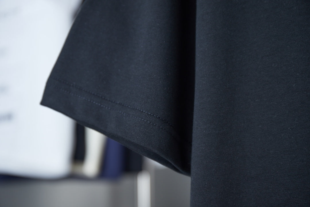 Dark blue T-shirt with short sleeves and straight hem detail