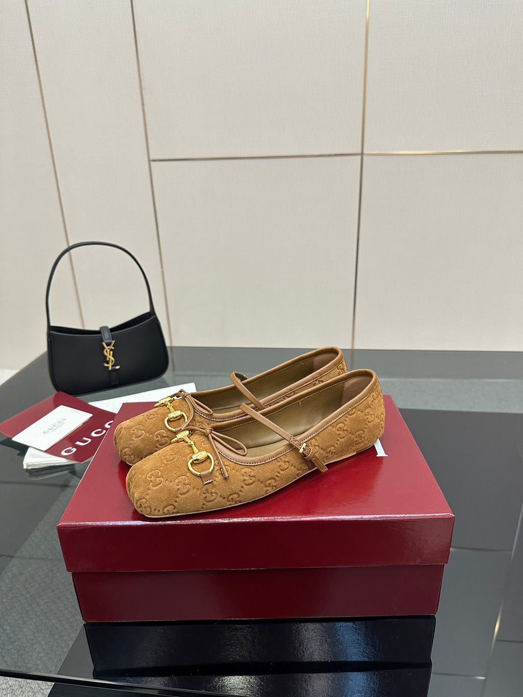 Gucci ladies loafer in tan patterned fabric with gold-tone horsebit hardware and tassel bow
