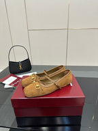 Gucci ladies loafer in tan patterned fabric with gold-tone horsebit hardware and tassel bow