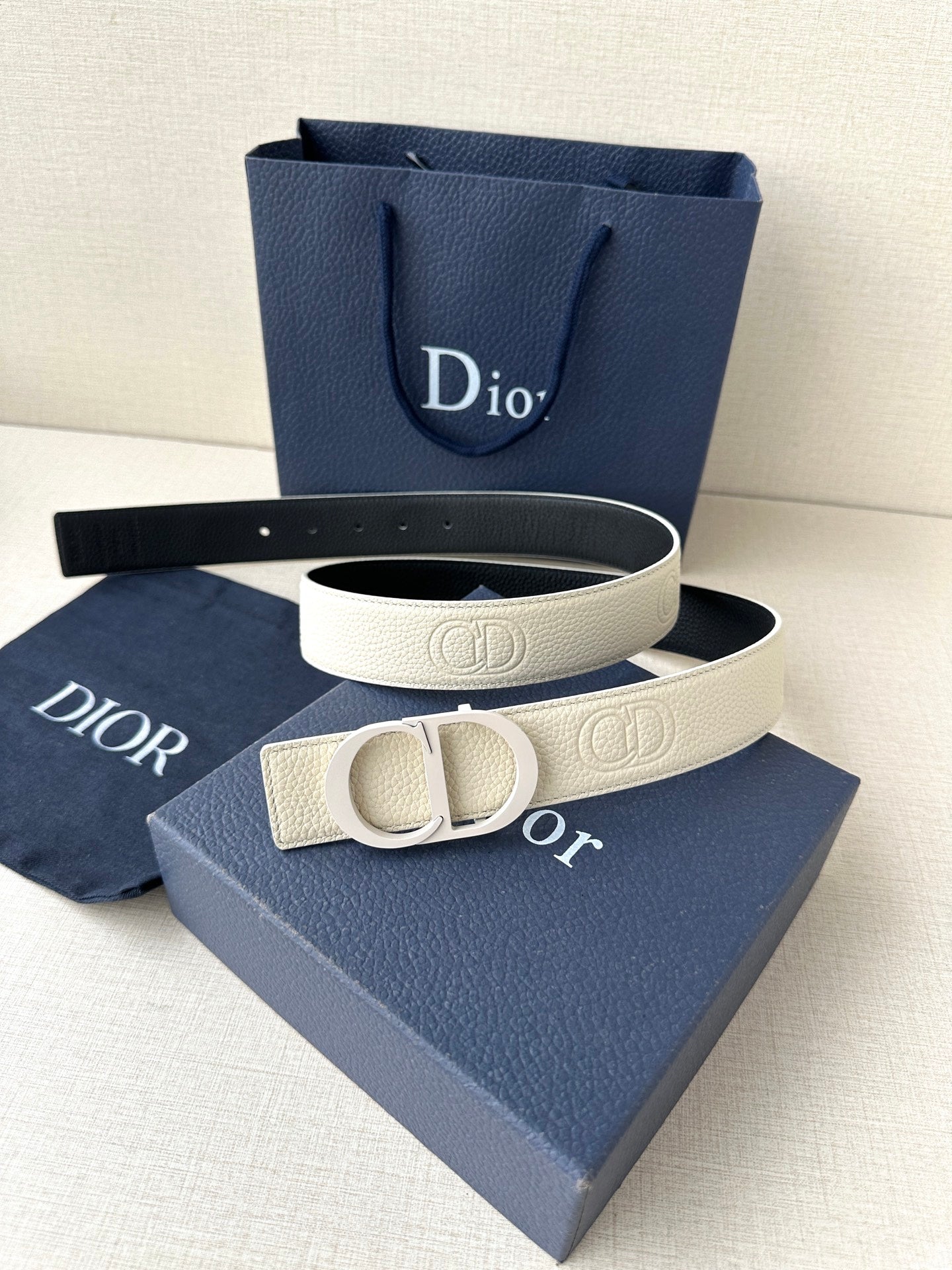 Dior belt in cream leather with logo buckle and visible adjustment eyelets
