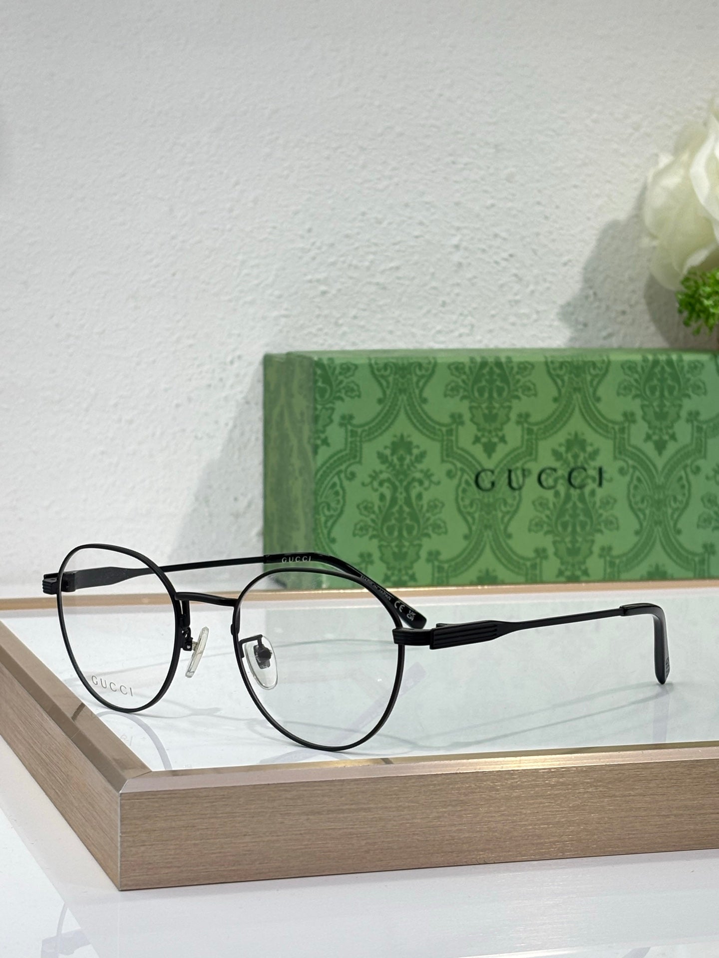 Gucci glasses with black round frame, clear lenses, straight temple arms